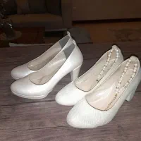 دو جفت کفش سفید و شیری سایز ۴۰