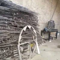 یکنفر خانم نقشه کش وچهار نفر خانم یا اقا چاقو ساز