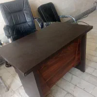 یک سندلی و یک میز سالم