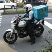 پیک موتوری یا ماشینی برای ارسال پاکت