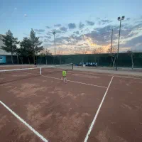 کارگر جهت آماده سازی زمین تنیس