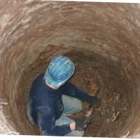 خدمات چاه کنی به صورت دستی انجام می‌شود