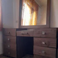 تخت دو نفره .کمد و آیینه و پاتختی