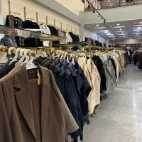 فروشنده و صندوق دار خانم و آقا