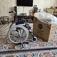 میز عسلی همراه با چهار میز زیری و یک ویلچر اکبند