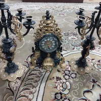 2 شمعدان و یک ساعت