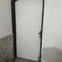 دو درب چوبی با چهارچوب