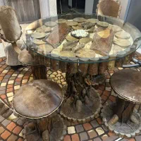 میز ناهار خوری تمام چوب و صندلی چرم‌گاو