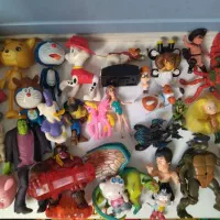 تعدادی فیگور و اسباب بازی