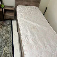 تخت یک نفره و پاتختی و ایینه آرایش همراه تشک