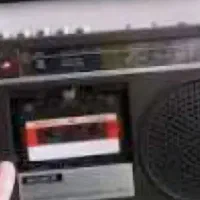 تعدادی سی دی و کاست ضبط صوت به فروش میرسد