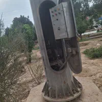 یک نفر نیروی مبتدی برق و تاسیسات