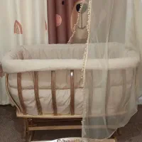 تخت کنار مادر