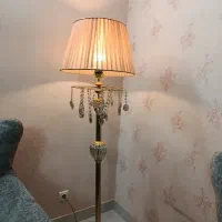 آباژور ایستاده