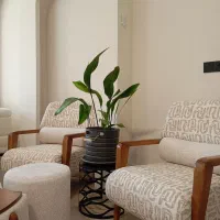 کارگرساده جوان خوش انرژی