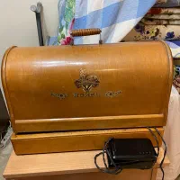 چرخ خیاطی سنتی Romel شیر نشان