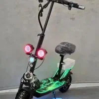 اسکوتر برقی.    پرداخت.    درمحل امپراطور