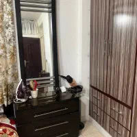 سرویس خواب دو نفره همراه اینه و میز توالت