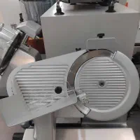 کالباس بر ترازو دار محک