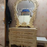 یک عدد میز ارایش به همراه کمد و ویترین کاملا نو