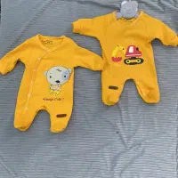 تعدادی لباس بچگانه نو