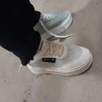 کفش|کیف، کفش، کمربند|درمیان, |دیوار