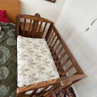 تخت کنار مادر