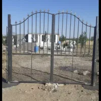 فروش درب باغی ورق گاوانیزه رنگی  وپایه فنس