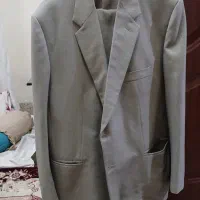 کت وشلوار  رنگش احتمال زیاد مشکی باز