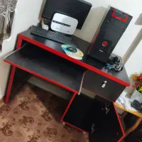 کامپیوتر و به همراه میز