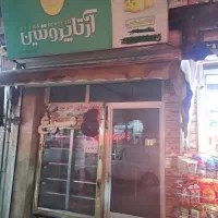 مغازه بر خیابان اصلی