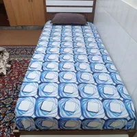 یک عدد تختخواب یک نفره و میز چرخ هر دو نونو هستن|تخت و سرویس خواب|اصفهان, سرشبادران|دیوار