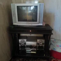 میز تلویزیون با تلویزیون وضبتسه دیسک سالم کارکرده