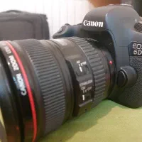 دوربین با لنز و باطری و شارژر و کیف مخصوص و جعبه