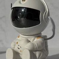 پروژکتور کهکشانی طرح فضانورد نشسته