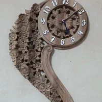ساعت دیواری منبتی چوب گردو طرح گل ریز