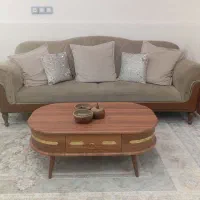 یه مبل سه نفره به همراه جلو مبلی