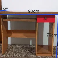 میز تحریر و کامپیوتر