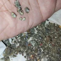 سنگ قیمتی و200گرمی خاک طلا همه باهم 15تومن