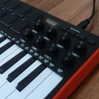 میدی کنترلر Akai MPK mini در حد انباکس