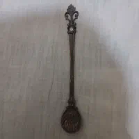 یک عدد قاشق قدیمی وچندتا وسایل