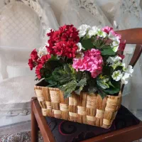 یک سبد پر گل مصنوعی