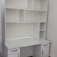 میز تحریر و کتاب خانه
