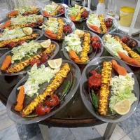 به تعدادی آشپز و کمک آشپز و کارگر ساده نیازمندیم