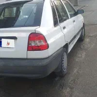 خودروی سواری پرایدسفیدرنگ ۱۴۱