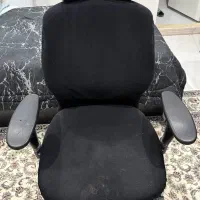 صندلی اداری و کامپیوتر