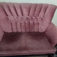 یک عدد مبل دو نفره و دو عدد مبل تک نفره