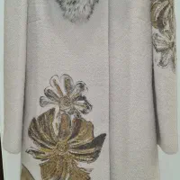 پالتو ترک سایز ۳۸ با گل های برجسته کاردست و یقه خز