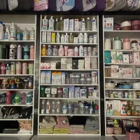 فروشنده خانم منظم با روابط عمومی بالا