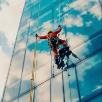 کار در ارتفاع بدون داربست شستشو نصب تابلو